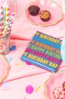 Geburtstagstisch, mit pinkfarbener Tischdecke — Stockfoto