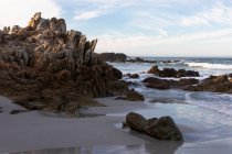 Uma praia deserta, rochas irregulares e piscinas na costa atlântica. — Fotografia de Stock