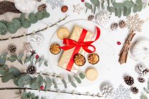 Weihnachtsdekoration auf weißem Hintergrund, grüne Blätter und rote Beeren — Stockfoto