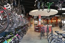Atelier de réparation de vélos intérieur, rangées de vélos. — Photo de stock