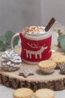 Weihnachten, ein Becher mit heißer Schokolade oder Eierlikör mit gestricktem Wrap-around gemütlich und Hackfleischkuchen. — Stockfoto