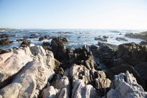 Crêtes rocheuses déchiquetées menant à la mer, et vagues se brisant sur le rivage à De Kelders — Photo de stock