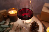 Noël, verres à vin de vin chaud, bougies allumées et décorations de table — Photo de stock