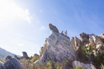 Duas crianças escalando em cima de grandes formações rochosas de arenito em uma trilha da natureza. — Fotografia de Stock