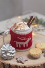 Natale, una tazza di cioccolata calda o zabaione con un involucro di maglia torte accoglienti e tritate. — Foto stock