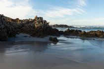 Una playa desierta, rocas dentadas y rocas en la costa atlántica. - foto de stock