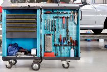 Garage ou atelier de réparation automobile avec chariot à outils. — Photo de stock