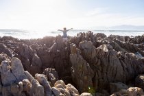 Garçon explorant les rochers déchiquetés et les piscines rocheuses sur la côte de l'océan Atlantique, De Kelders, Western Cape, Afrique du Sud. — Photo de stock