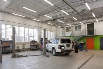 SUV in einer großen Werkstatt oder Garage. — Stockfoto