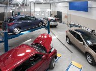 Autos in einer großen Werkstatt oder Garage. — Stockfoto