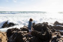 Мальчик на скалах и скалах на побережье Атлантического океана, Де Келдерс, Западный Кейп, Южная Африка. — стоковое фото