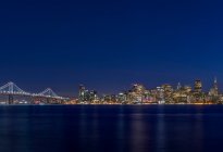 São Francisco visto através da água no crepúsculo. — Fotografia de Stock