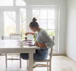 Teenage ragazza pittura con acquerelli in una stanza piena di luce — Foto stock