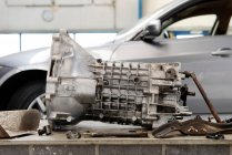 Primo piano dell'albero del cambio di un motore di un'automobile in un'officina di riparazione auto. — Foto stock