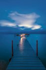 Attracca il molo sull'oceano all'alba con un cielo drammatico sopra. — Foto stock
