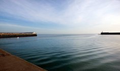 Bord de l'eau avec mer calme à Eastbourne. — Photo de stock