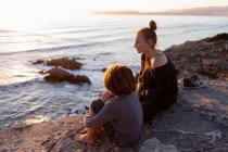 Teenager-Mädchen und junger Bruder bei Sonnenuntergang, Walker Bay Reserve, Südafrika — Stockfoto
