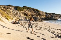 Famiglia su una spiaggia di sabbia, ragazzo che cammina attraverso la sabbia morbida — Foto stock