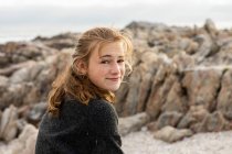 Девочка-подросток изучает каменистый актёрский состав De Kelders, Южная Африка — стоковое фото