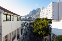Вид на Столову гору з вікна готелю в Кейптауні. — стокове фото