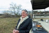 Mujer mayor sonriendo, Delta del Okavango, Botswana - foto de stock