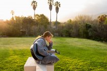 Adolescente tocando guitarra e cantando ao ar livre — Fotografia de Stock