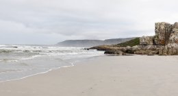 Огненные скалы и береговая линия атлантического побережья у пляжа Гротто, широкого пляжа возле Хермануса. — стоковое фото