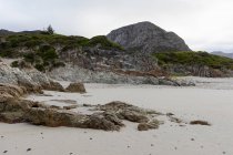 Die zerklüfteten Felsen und die Atlantikküste am Grotto Beach, einem breiten Strand in der Nähe von Hermanus. — Stockfoto