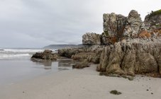 Les rochers déchiquetés et le littoral de la côte atlantique à Grotto Beach, une large plage près d'Hermanus. — Photo de stock