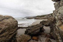 Зазублені скелі та берегова лінія атлантичного узбережжя на пляжі Гротто, широкому пляжі поблизу Германа.. — стокове фото