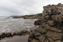 As rochas irregulares e o litoral da costa atlântica em Grotto Beach, uma praia larga perto de Hermanus. — Fotografia de Stock