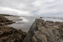 Le frastagliate rocce e la costa della costa atlantica a Grotto Beach, un'ampia spiaggia vicino Hermanus. — Foto stock