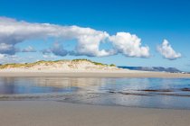Un'ampia spiaggia di sabbia aperta e vista lungo la costa dell'Oceano Atlantico. — Foto stock