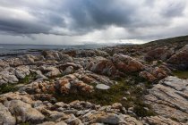 Felsige, zerklüftete Küste, erodierter Sandsteinfelsen, Blick auf den Ozean — Stockfoto