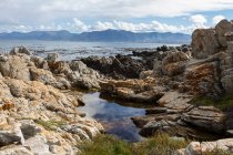 Costa frastagliata rocciosa, piscina rocciosa e vista sull'oceano — Foto stock