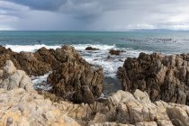 Costa frastagliata rocciosa, roccia arenaria erosa, vista sull'oceano — Foto stock