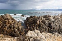 Costa dentada rocosa, roca arenisca erosionada, vista al océano - foto de stock