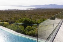 Una terrazza con vista su un paesaggio verde arbusto fynbos — Foto stock