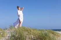 Adolescente enveloppée dans du blanc, Grotto Beach, Hermanus, Western Cape, Afrique du Sud. — Photo de stock