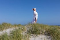 Adolescente avvolta nel bianco, Grotto Beach, Hermanus, Western Cape, Sud Africa. — Foto stock