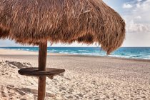 Palapa Reetdach Sonnenschirm am Strand von Cancun — Stockfoto