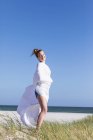 Adolescente enveloppée dans du blanc, Grotto Beach, Hermanus, Western Cape, Afrique du Sud. — Photo de stock