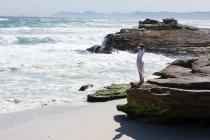 Adolescente explorando uma costa rochosa na costa do oceano Atlântico — Fotografia de Stock