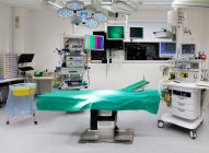 Modern well equipped operating theatre in a new hospital. — Stockfoto