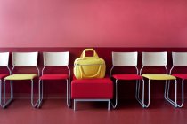Корридоры и зоны ожидания современной больницы с сидячей желтой сумкой. — стоковое фото