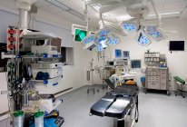 Moderna sala de operações bem equipada em um novo hospital. — Fotografia de Stock