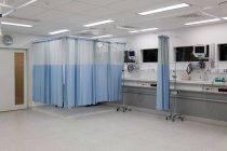 Кімната відпочинку в сучасній лікарні, післяопераційне одужання, пацієнтські бухти зі шторами — стокове фото