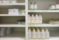 Installations modernes de stockage hospitalier, étagères de produits pour le traitement et les procédures hospitalières. — Photo de stock