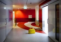 Corridor and waiting areas of a modern hospital with seating — Foto stock