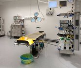 Современная хорошо оборудованная операционная в новой больнице. — стоковое фото